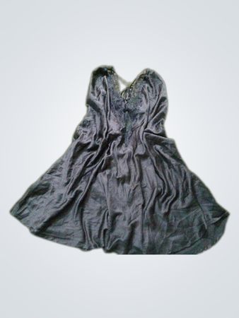 Schwarzer Satin-Nachthemd