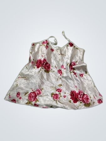 Weißes Satinkleid mit rosa Rosen