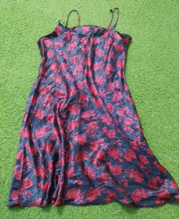 Satin-Kleid mit Blumenmuster und Spaghetti-Trägern