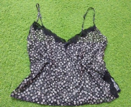 Schwarz-weiße gepunktete Camisole mit Spitzenbesatz