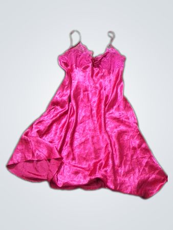 Rotes Satin-Nachthemd