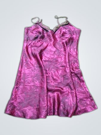 Lila Satin-Nachthemd