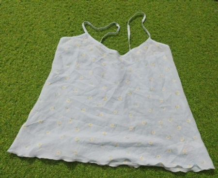Hellblaue Camisole mit Blumenmuster