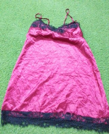 Rotes und schwarzes Nachthemd mit Spitzenbesatz