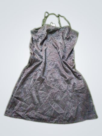 Geteiltes schwarzes Slipkleid