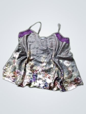 Graues Slipkleid mit Blumenmuster und violetter Spitzenbesatz
