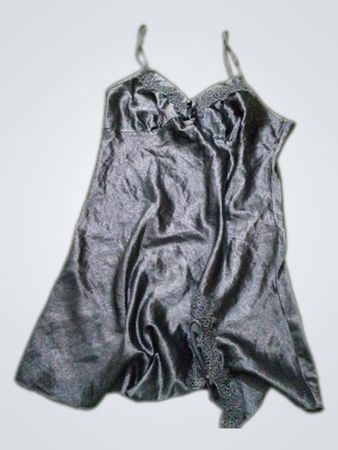 Schwarzes Satinunterkleid mit Spitzenbesatz