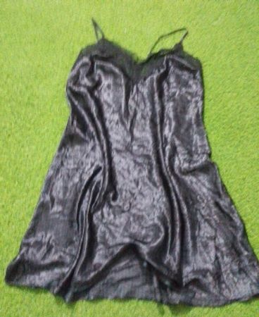 Schwarzes Satin-Nachthemd mit Spitzenbesatz