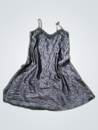 Schwarzes Satin-Unterkleid mit Spitzenbesatz