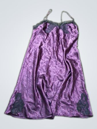 Lila Satin-Nachthemd mit schwarzer Spitzenverzierung