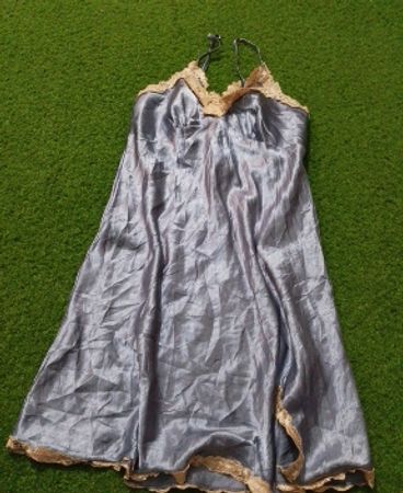 Satin-Midikleid mit Spitzenbesatz