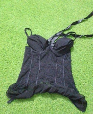 Schwarze Spitzenset und durchscheinender Dessous-Set mit Riemchen aus Band