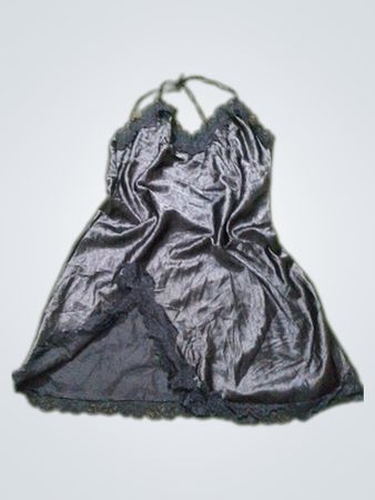 Schwarzes Satinkleid mit Spitzenbesatz
