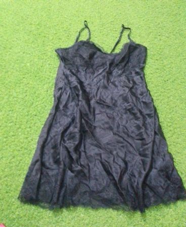 Schwarzes Slip-Kleid mit Spitzenbesatz