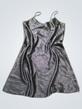 Schwarzes Satin-Negligékleid