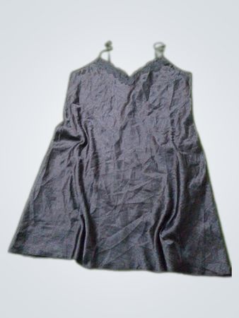 Schwarzes Satin-Negligé mit Spitzenbesatz