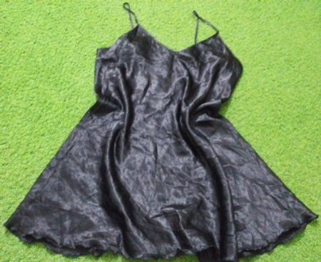 Schwarzes Satin-Nachtkleid