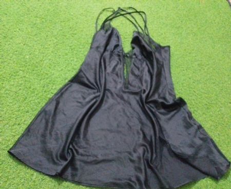Schwarzes Satinkleid (Slipkleid)