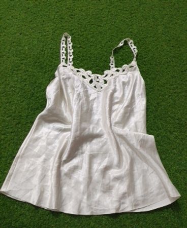 Weißes Spitzenbesatz-Cami