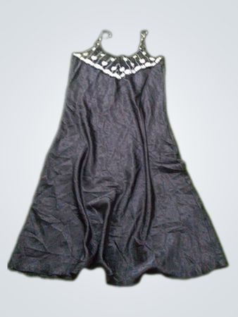 Schwarzes Slipkleid mit verziertem Ausschnitt