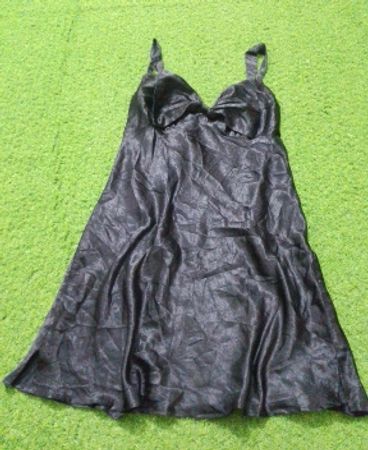 Vestido de cetim preto tipo slip