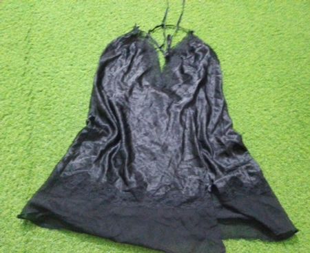 Vestido tipo camisola com renda preta na barra