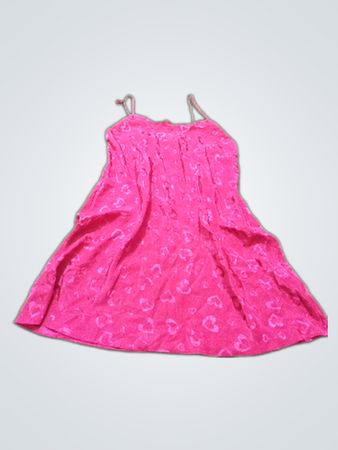Vestido tipo slip rosa com estampa de coração