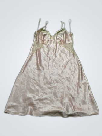 Robe nuisette en satin rose avec bordure en dentelle