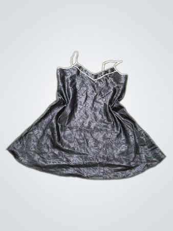 Schwarzes Satinunterkleid
