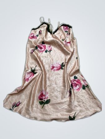 Robe nuisette en satin à roses roses