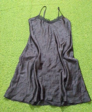 Robe nuisette à bretelles avec bordure en dentelle noire