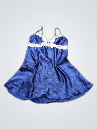 Nuisette en satin bleu avec bordure en dentelle