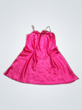 Robe nuisette en satin rose