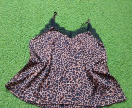 Leoprint-Cami-Top mit schwarzer Spitzenverzierung