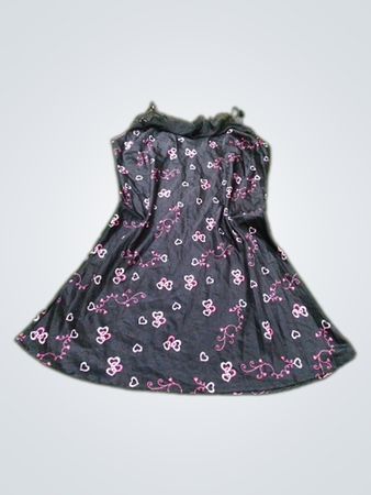 Robe nuisette en satin noir à motif de petits cœurs roses
