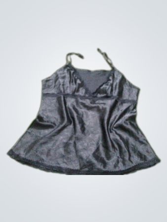 Camisola preta de cetim com acabamento em renda