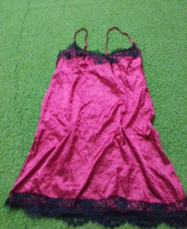 Vestido slip rosa com detalhes em renda preta