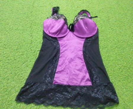 Camisola de Renda Roxa e Preta</assistantčiti