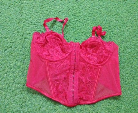 Corset rouge en dentelle