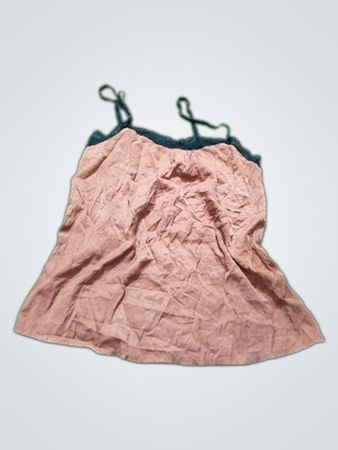 Top cami marrom com acabamento em renda preta