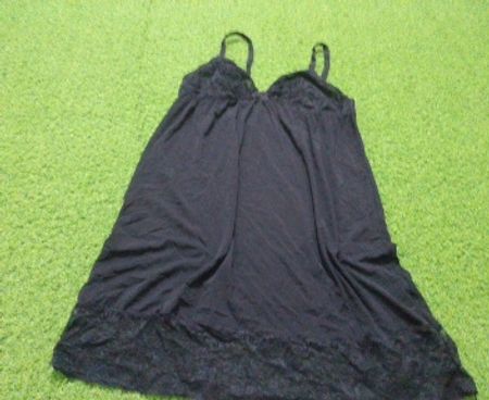 Camisola preta com acabamento em renda