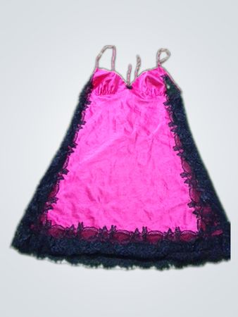 Camisola de renda rosa e preta com acabamento rendado