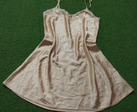Robe nuisette en satin avec bordure en dentelle