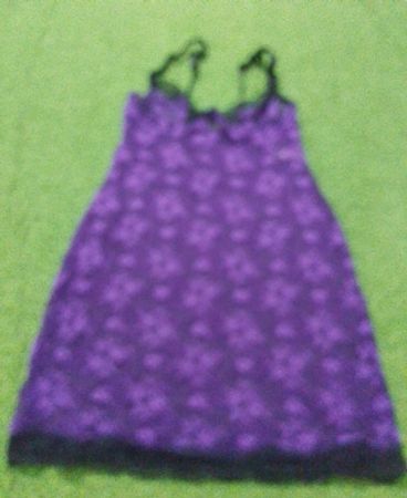 Robe imprimée fleurie violette avec bordure noire