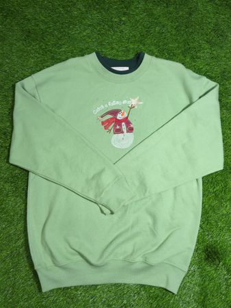 Hellgrünes Sweatshirt mit Schneemann-Grafik und dem Text „Catch a falling star“