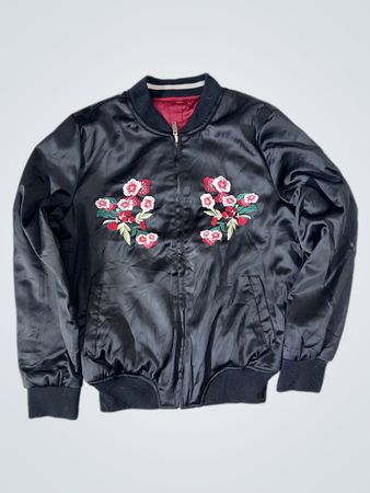 Schwarze Bomberjacke mit bestickten Blumen und Phönix