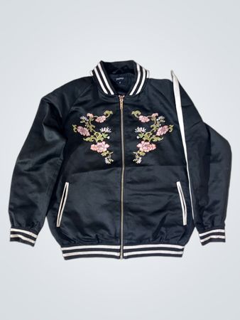 Schwarze Bomberjacke mit floralem Stickerei