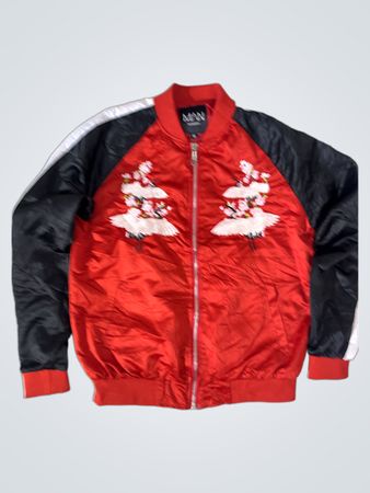 Rote Bomberjacke mit bestickten Tänzern