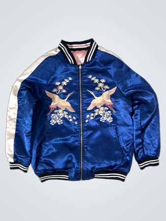 Blaue Satin-Bomberjacke mit gestickten Kränen und "Good Luck"-Futter