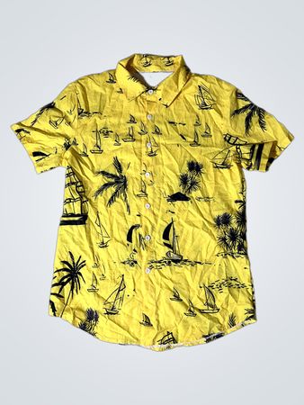 Gelbes Hawaihemd mit Segelbooten und Palmenmotiv